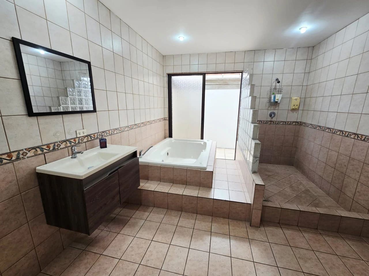 LARGE HOUSE FOR SALE IN MERCEDES NORTE, HEREDIA - photo 46