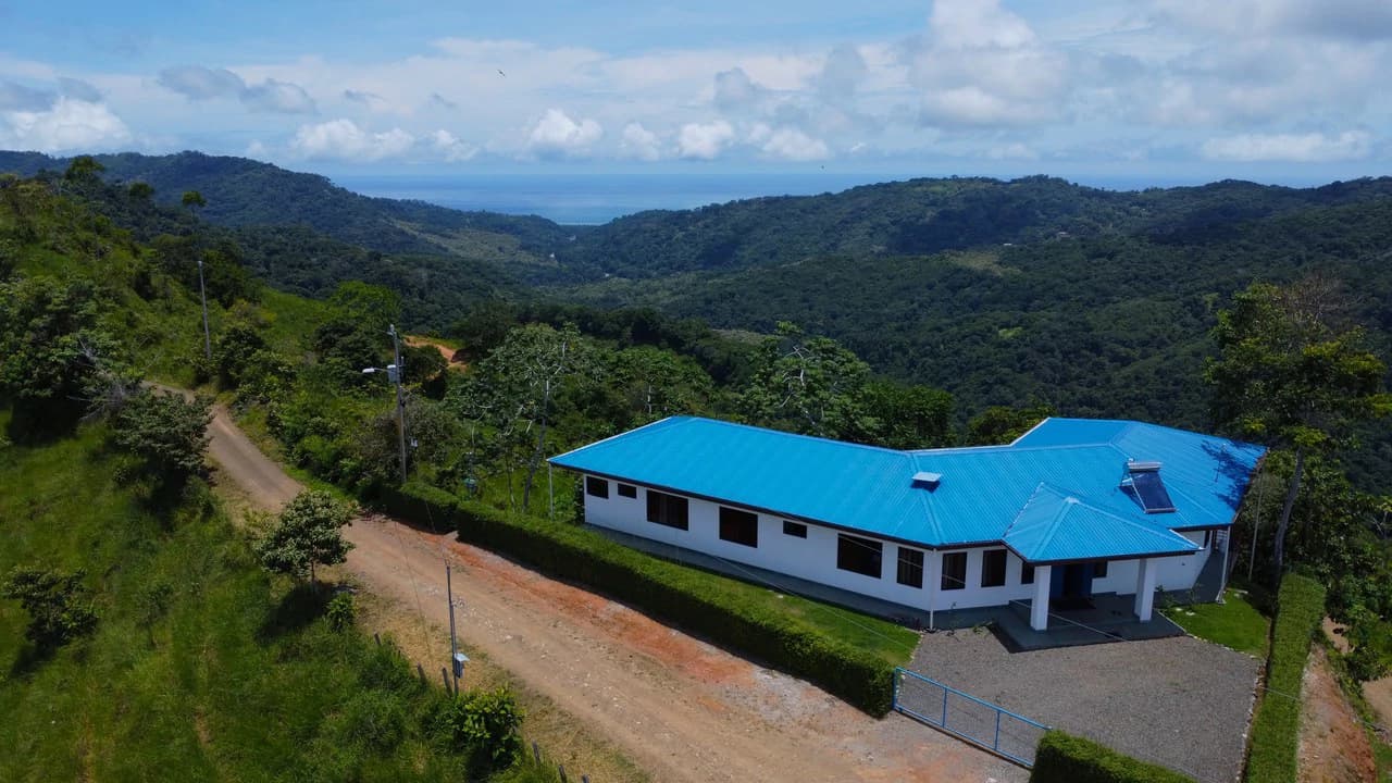 1.97 ACRES – 3 Bedroom Home With Pool, 360 Degree Mountain And Ocean View!!!!: Near the Coast and Mountain House For Sale in Platanillo de Dominical - photo 3