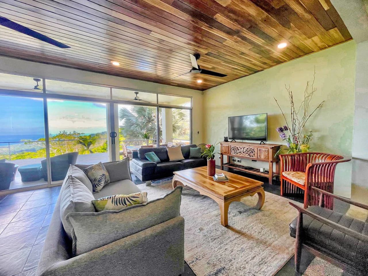 2.4 ACRES – 3 Bedroom Main Home Plus 1 Bedroom Casita And Cabina, Luxury Ocean View Property, 15min to Dominical!!: Near the Coast and Mountain House For Sale in Lagunas - photo 13