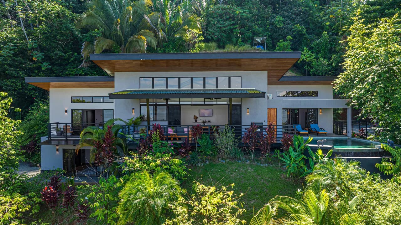 Casa Markissa: Luxury Oceanview Villa with Proven Rental Income. - photo 6