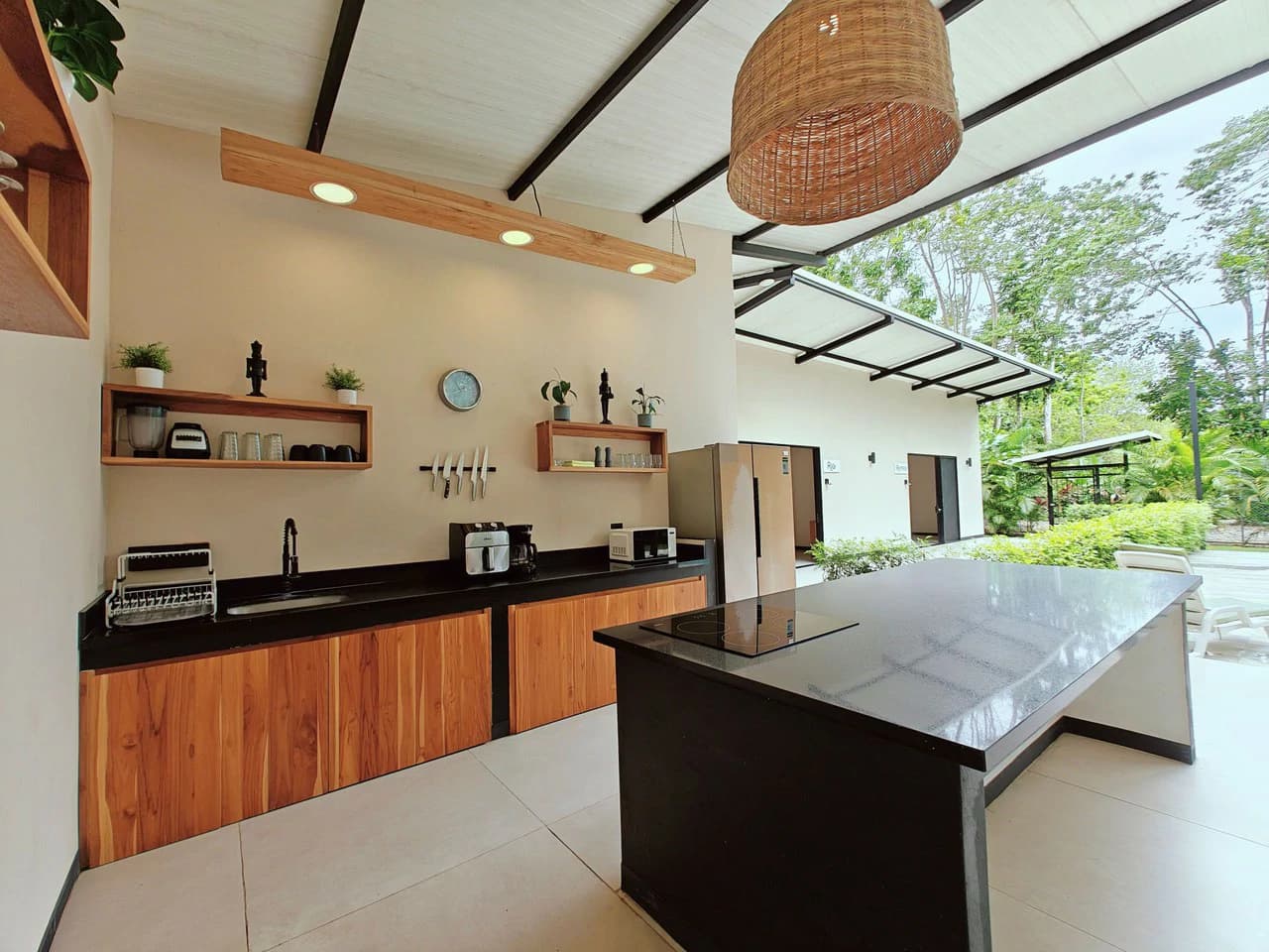 ID 751: Turn-Key Villa with Proven Income Near Cahuita National Park – Main House, Casita, and Stunning Pool on Over Half an Acre - photo 5