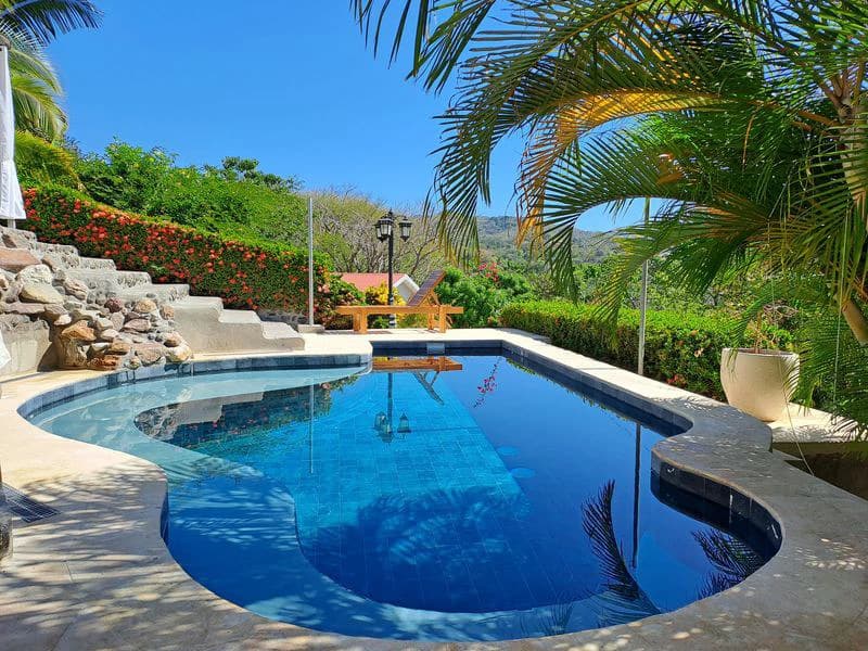 Casa Bella Montana: Charming Mountain View Home - a Slice of Paradise with Spectacular Mountain Views, New Custom Salt Water Designer Pool, and Detached 2 Car Garage with Workshop - photo 2