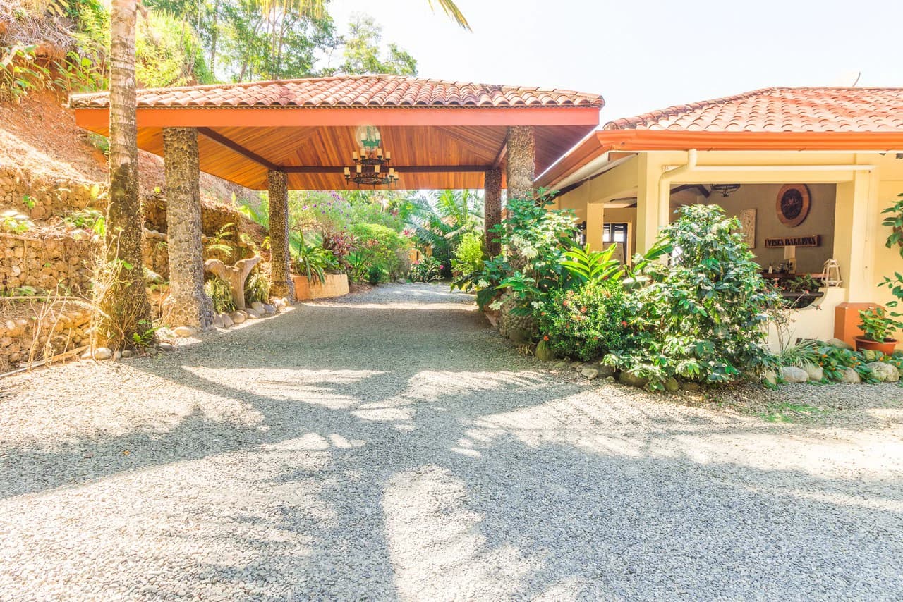Popular 20-room Boutique hotel /retreat. Stunning ocean views - photo 34