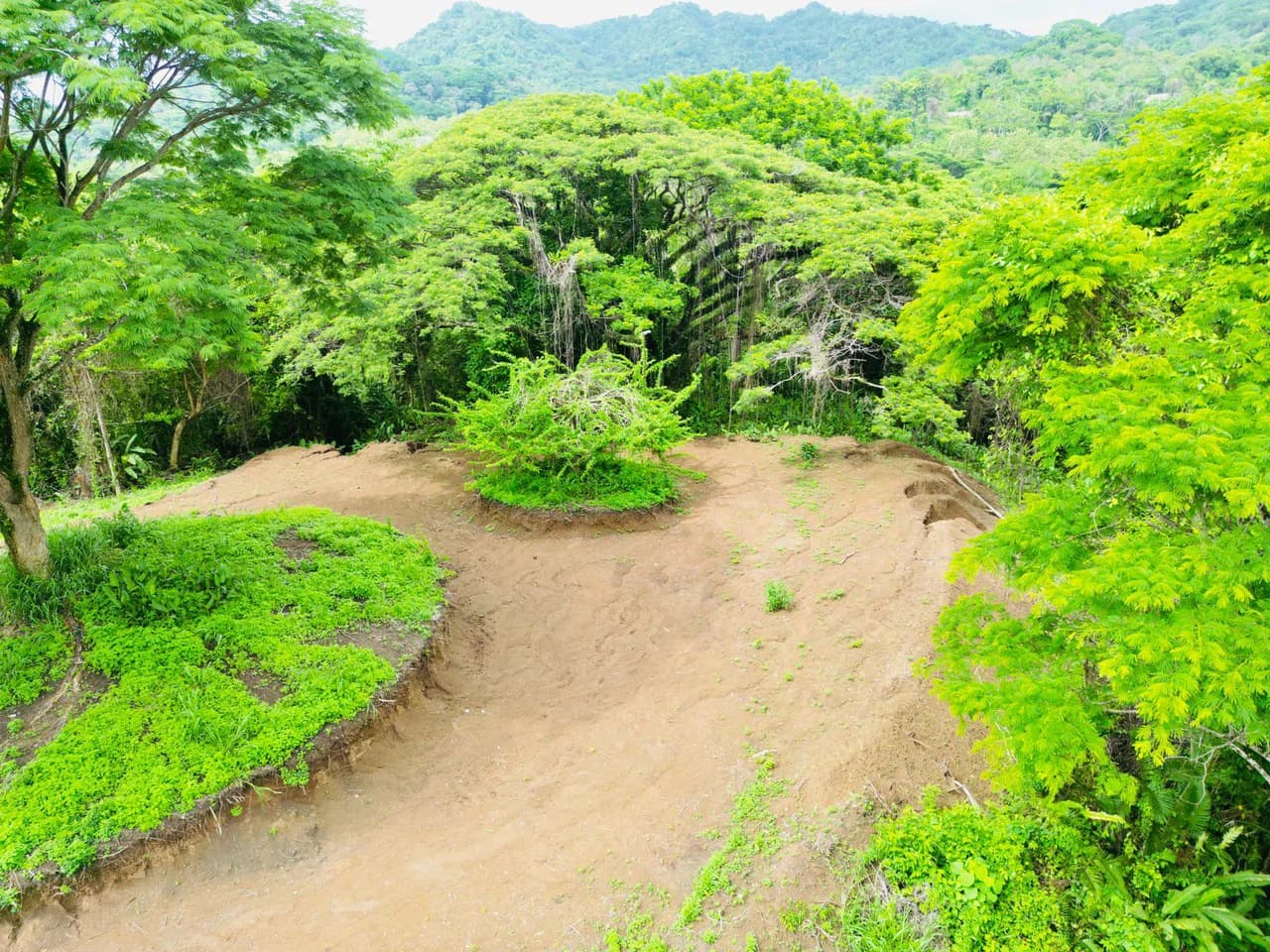 Enchanting 9,800 m² Land Surrounded by Jungle and Nature: A Peaceful Retreat Near Santa Teresa, Mal País, and Cabuya - photo 2