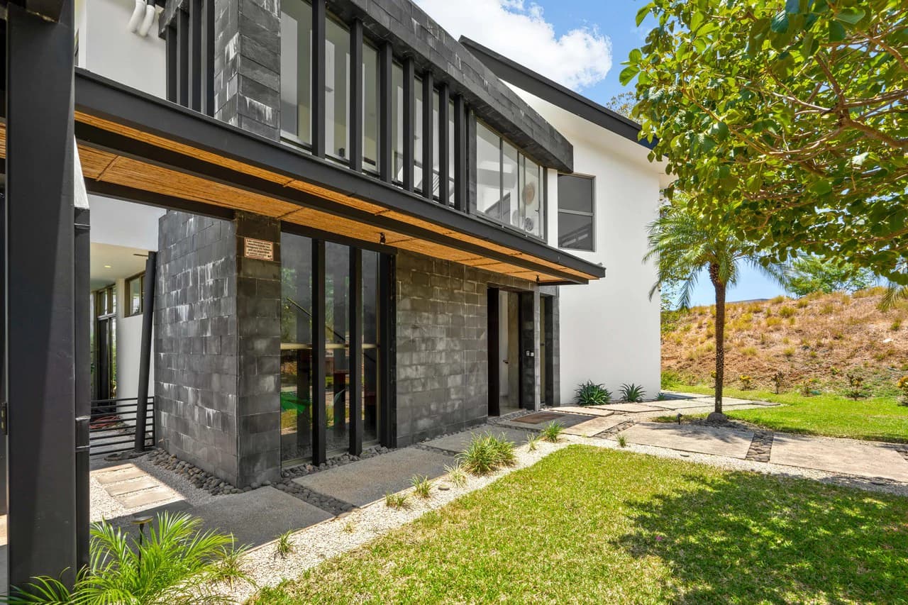 Casa Hijau: Modern Ocean-View Surf Home in Marbella - photo 34