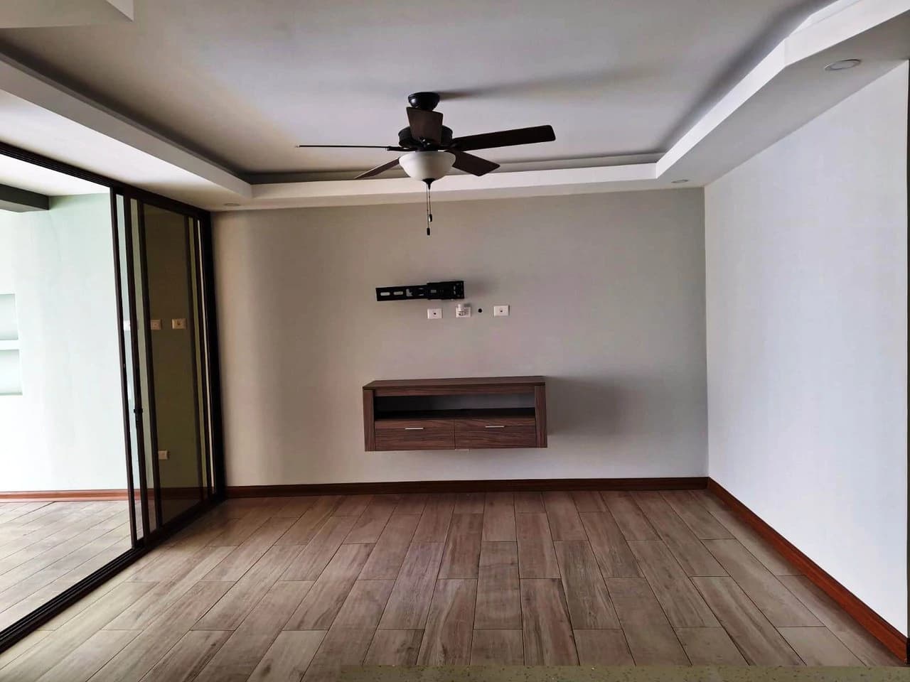 Move In Ready with private pool! - photo 3