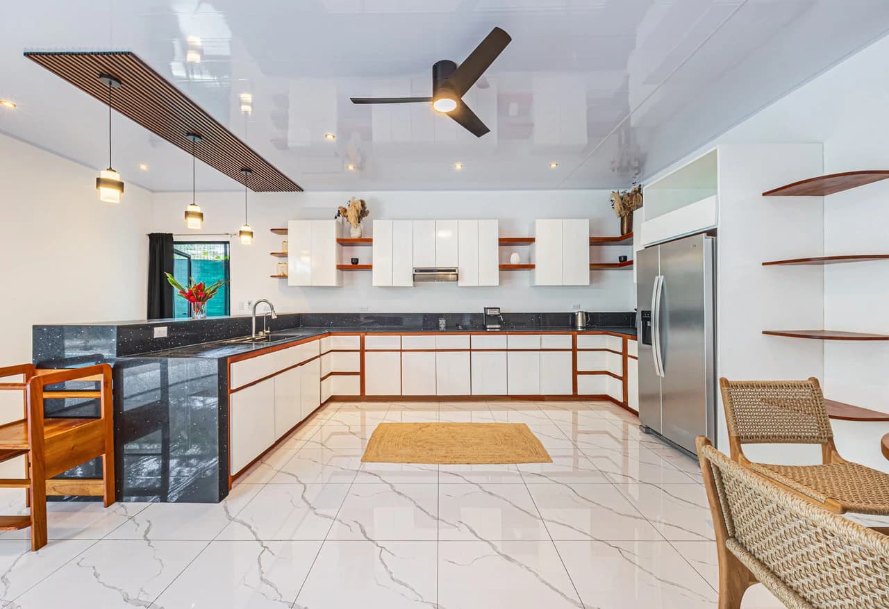 Comfortable 3-Bedroom Pool Home Near Beaches, Parks, and Restaurants - photo 3