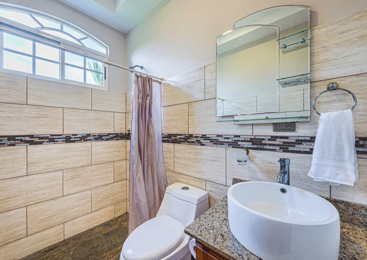Exceptional 5-Bedroom Residence on Los Laureles Street – Prime Location & Versatile Layout - photo 13