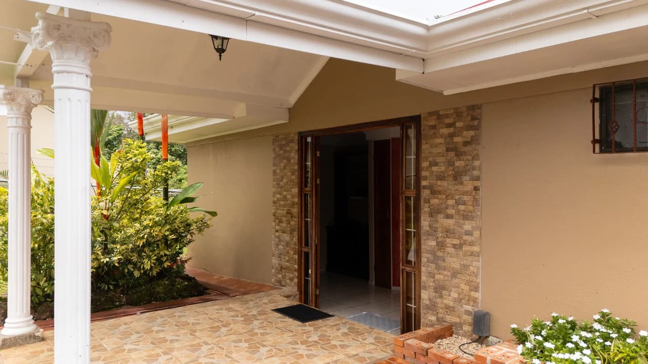 HOUSE FOR SALE, LOCATED IN THE CENTER OF PEREZ ZELEDON: Elegant and spacious turnkey house for sale in the center of Perez Zeledon - photo 27