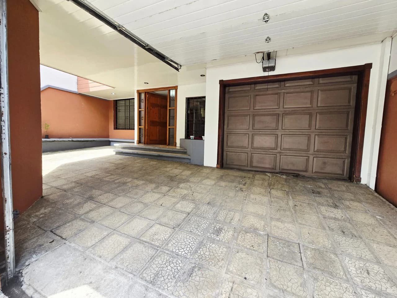 LARGE HOUSE FOR SALE IN MERCEDES NORTE, HEREDIA - photo 2