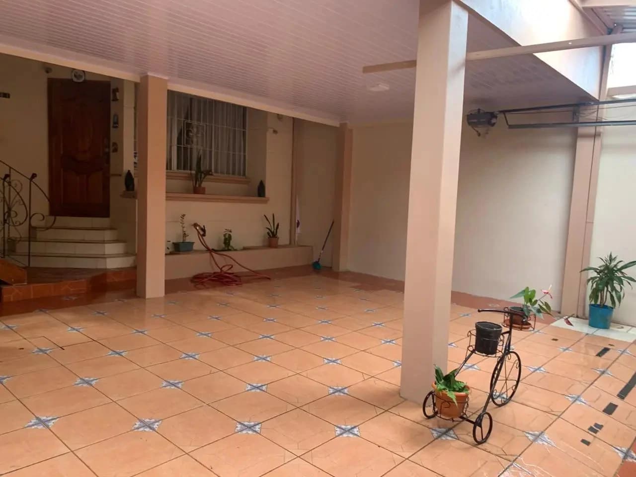 Spacious 6-Bedroom Family Home in Residencial Saint Clare, Moravia - photo 3