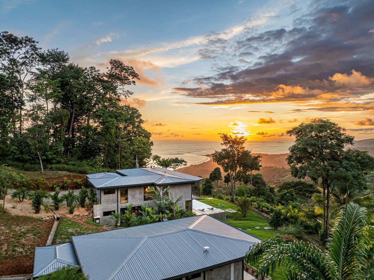 A True Estate Beyond Compare, Ocean Views For Miles: Mountain House For Sale in Uvita - photo 4