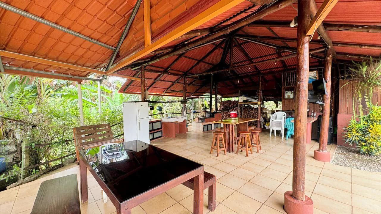 Charming Hardwood Cabin with Fruit Garden Near San Isidro - photo 34