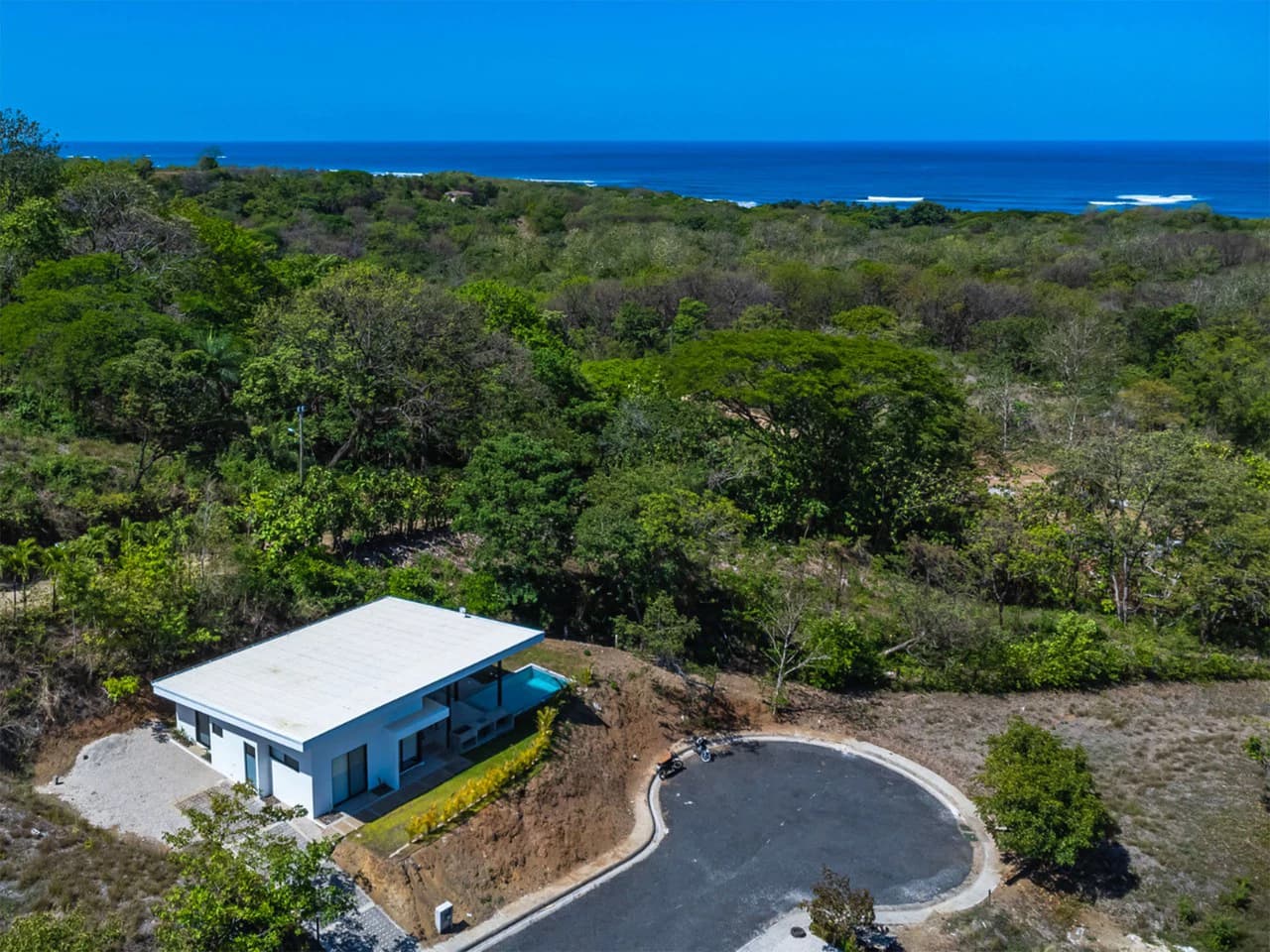 Seaside Bliss: 2-Bedroom Home with Pool, Close to Pristine Beaches - photo 13