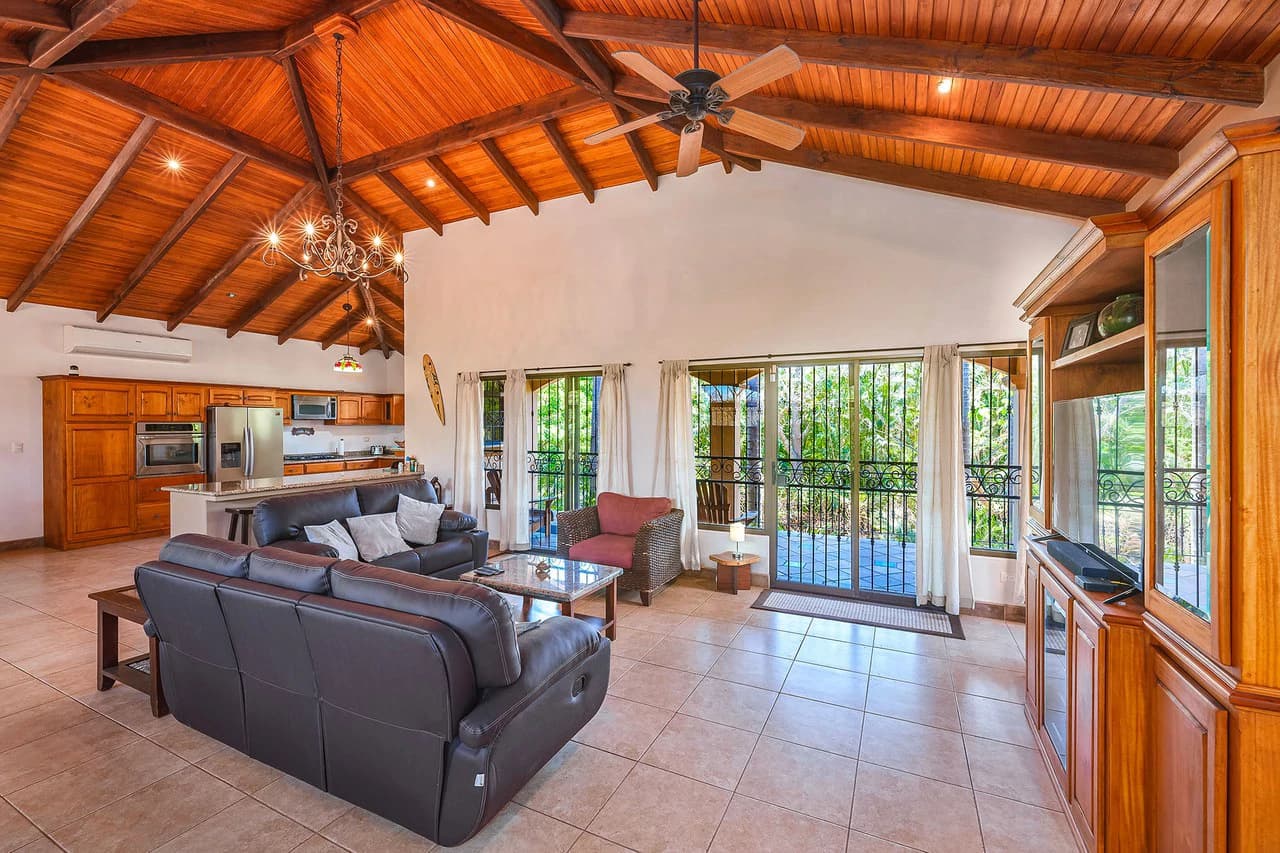 Casa Palacio: Elegant and Palatial 3BR in Gated Community - photo 14