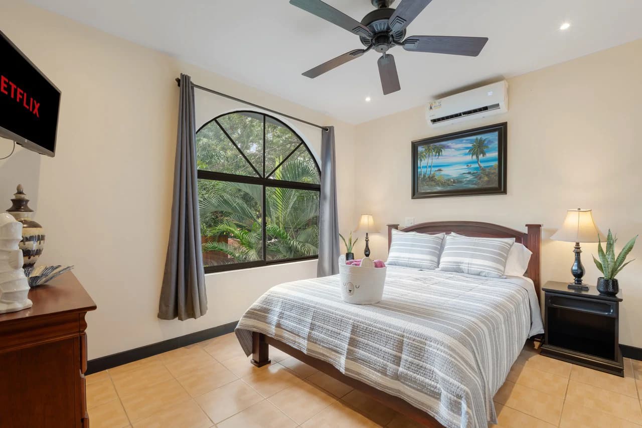 Laughing Gecko Suites: Beach Suites / Boutique Hotel For Sale - photo 24