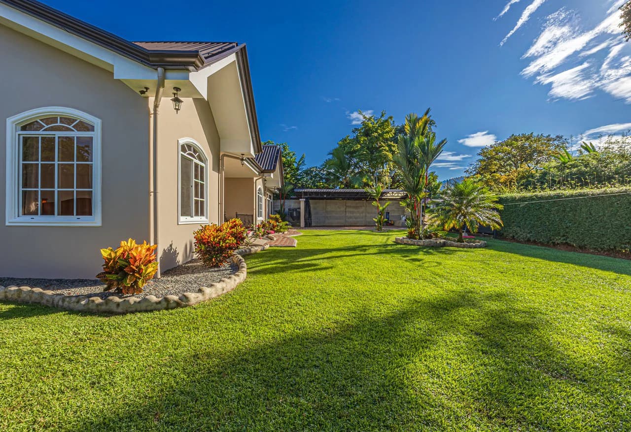 Exceptional 5-Bedroom Residence on Los Laureles Street – Prime Location & Versatile Layout - photo 36