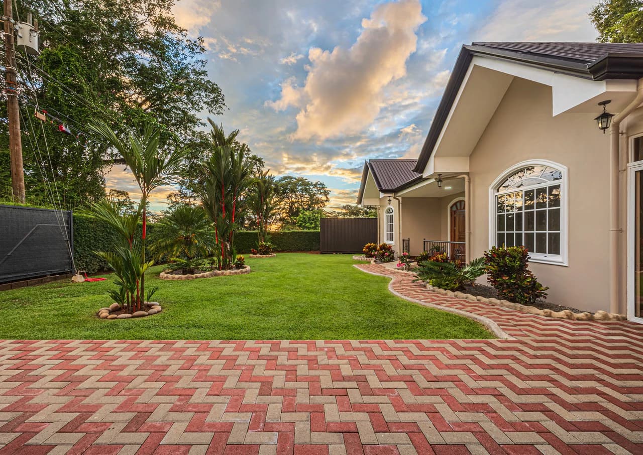Exceptional 5-Bedroom Residence on Los Laureles Street – Prime Location & Versatile Layout - photo 26