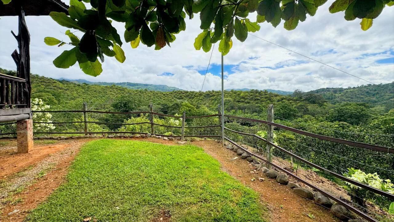 Charming Hardwood Cabin with Fruit Garden Near San Isidro - photo 47