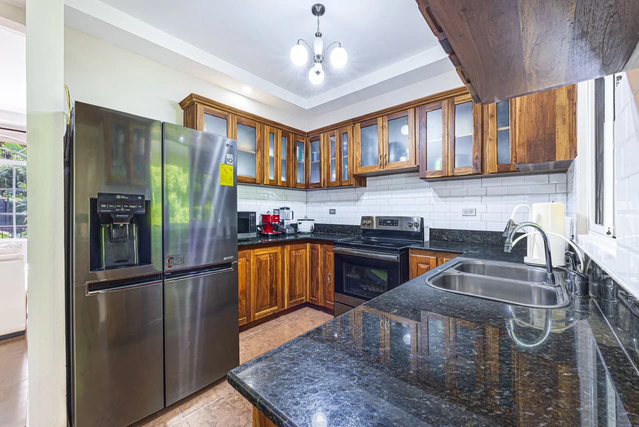 Exceptional 5-Bedroom Residence on Los Laureles Street – Prime Location & Versatile Layout - photo 4