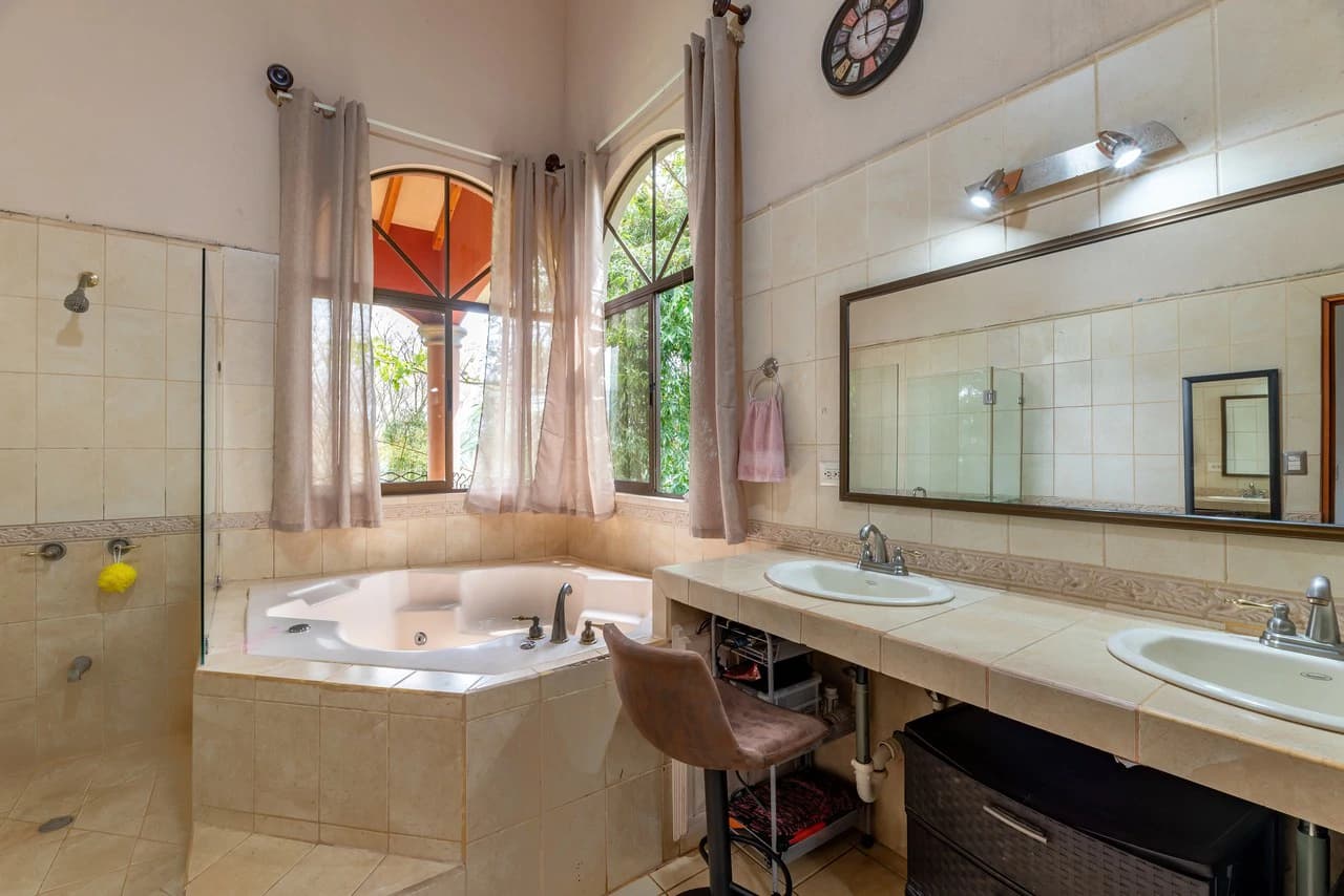 Spacious 5-Bedroom Colonial Home with 4 Bathrooms | La Bonita, Rivas - photo 8