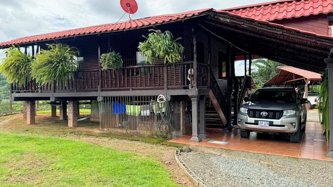 Charming Hardwood Cabin with Fruit Garden Near San Isidro - photo 13