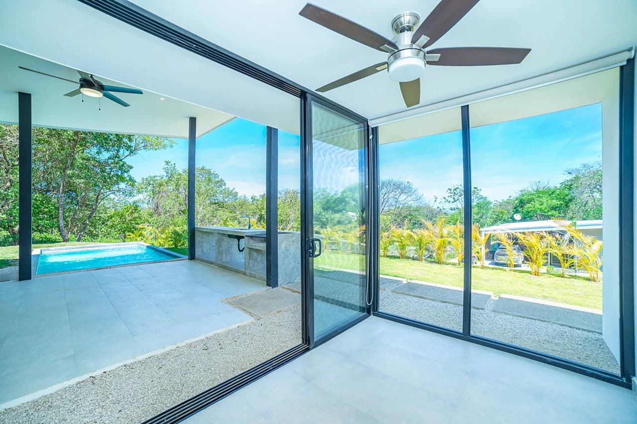 Seaside Bliss: 2-Bedroom Home with Pool, Close to Pristine Beaches - photo 9