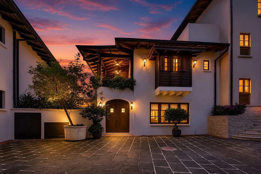 16 Calle La Ronda: Renovated Three-Bedroom Home Steps from Playa Danta