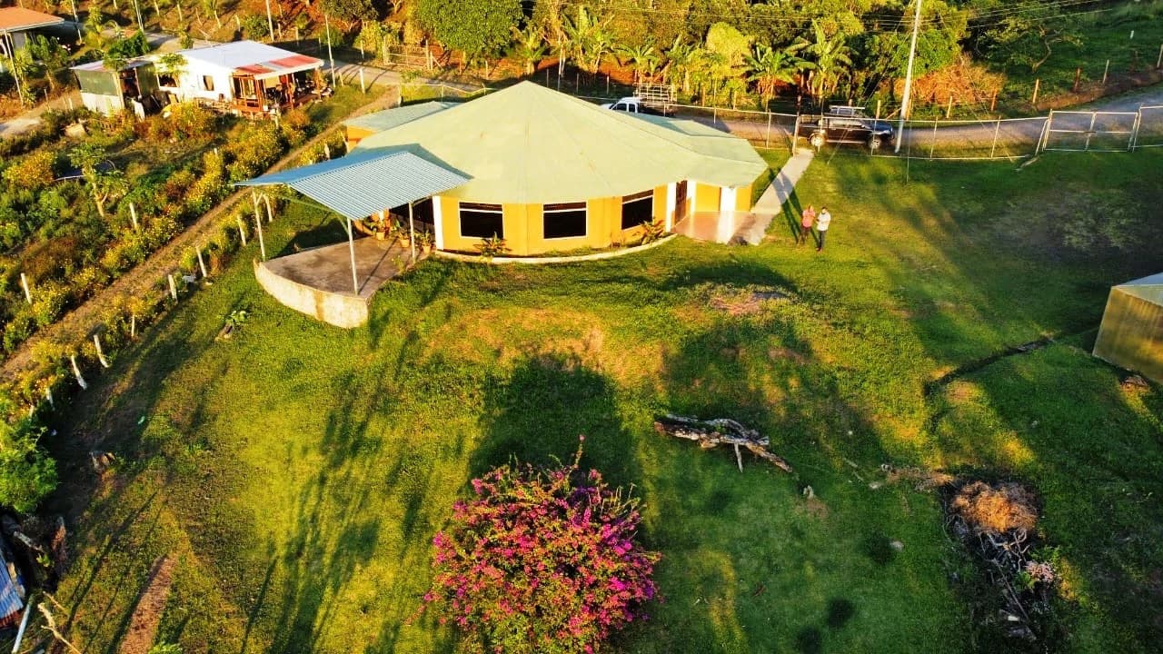 10.350 m2 Lakefront Property on Lake Arenal: Lakefront - 200 m2 bungalow with 10,350 m2 private land (building land) on Lake Arenal - photo 5
