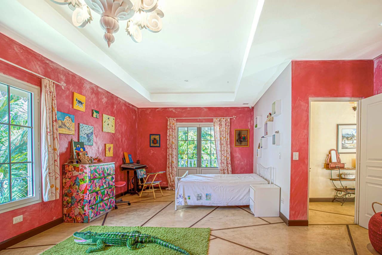 LUXURY PROPERTY HOUSE AND 5 APARTMENT SANTA ANA: Incredible property to live or invest. Ideal for single space. . This beautiful property measures 4857 m2 of lot with a street front of 23m2 and 432 m2 - photo 30