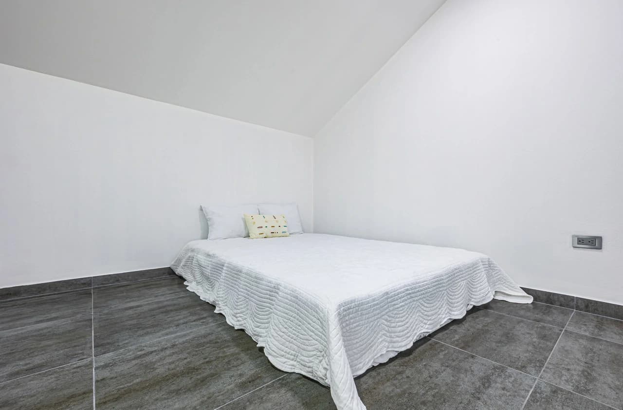 Exceptional 5-Bedroom Residence on Los Laureles Street – Prime Location & Versatile Layout - photo 17