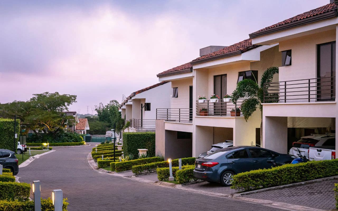 J-17: Gorgeous House for sale with 4 bedrooms and 2 parking spaces in Santa Ana, Costa Rica - photo 9