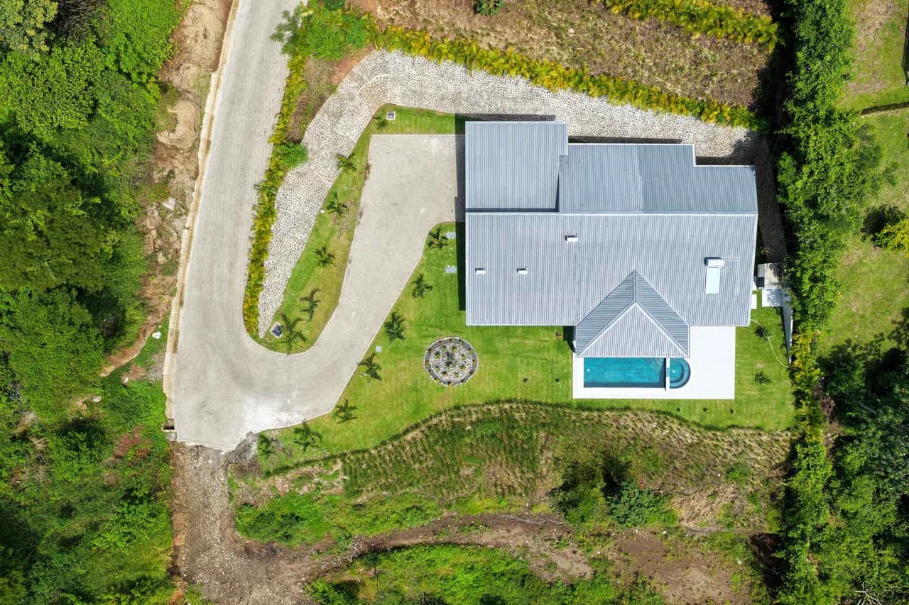 New Single-Story Home for Sale in Las Rocas, Atenas – Pool, Jacuzzi & Panoramic Views - photo 4