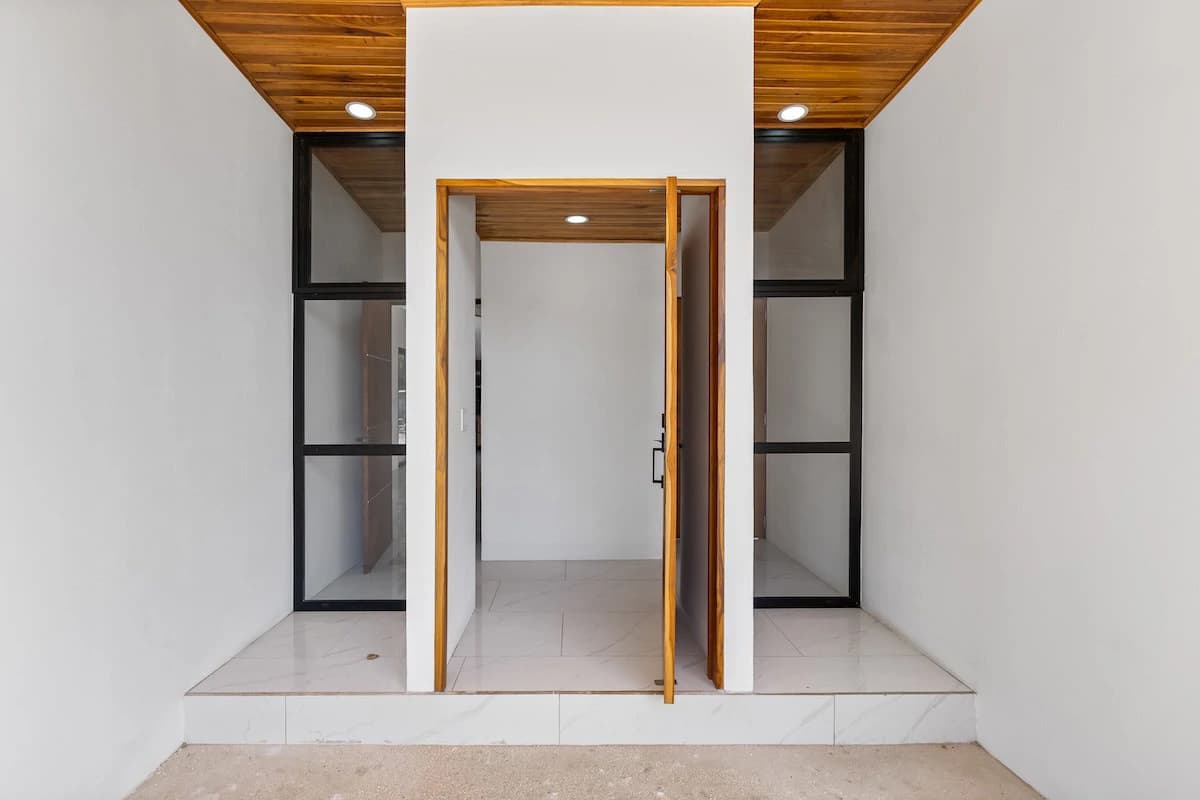 Casa Solana: Brand-New Modern Home in Palm Beach Estates, 2-Minute Walk to the Beach! - photo 6