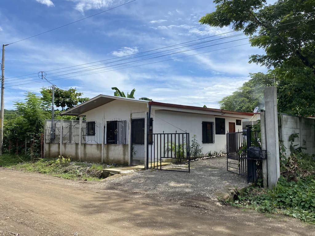 Casa Munoz: 3 Bedroom Home and 2 Unit Duplex with space for a pool, Located in El Canto de los Gavilanes