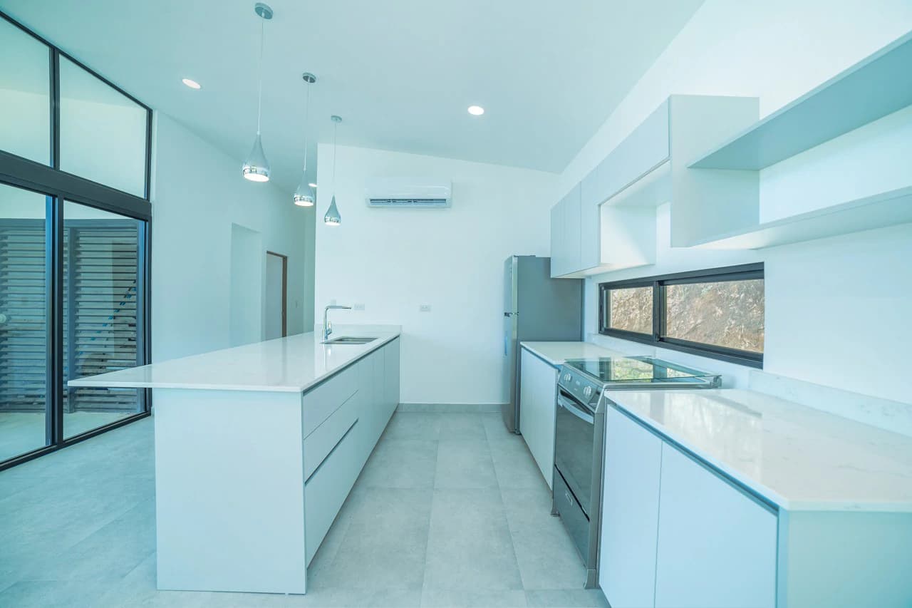 Seaside Bliss: 2-Bedroom Home with Pool, Close to Pristine Beaches - photo 2