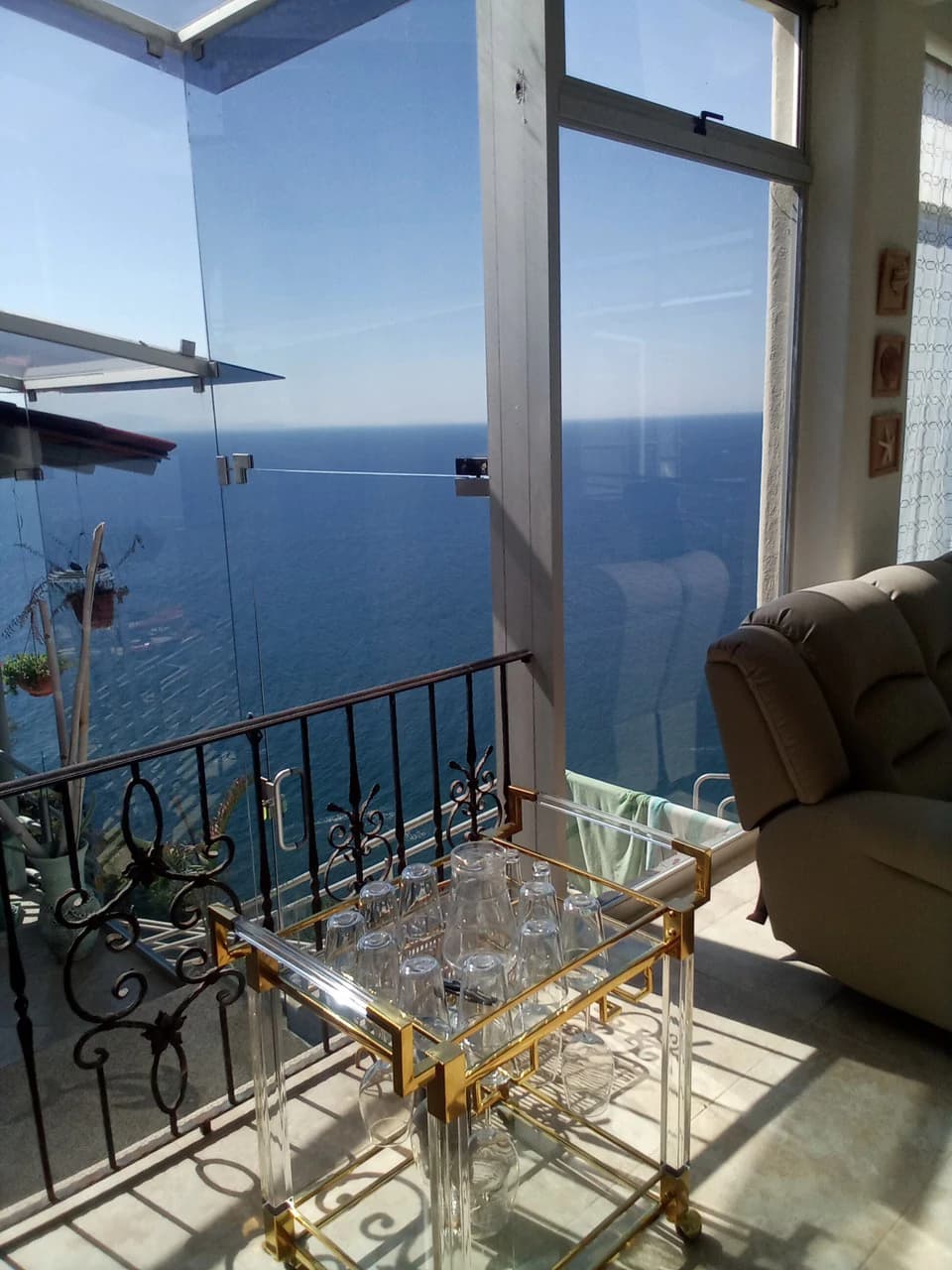 Celebrity Escape: Exquisite 4-Level Mansion with Private Infinity Pool in Altos Leona Mar! - photo 6