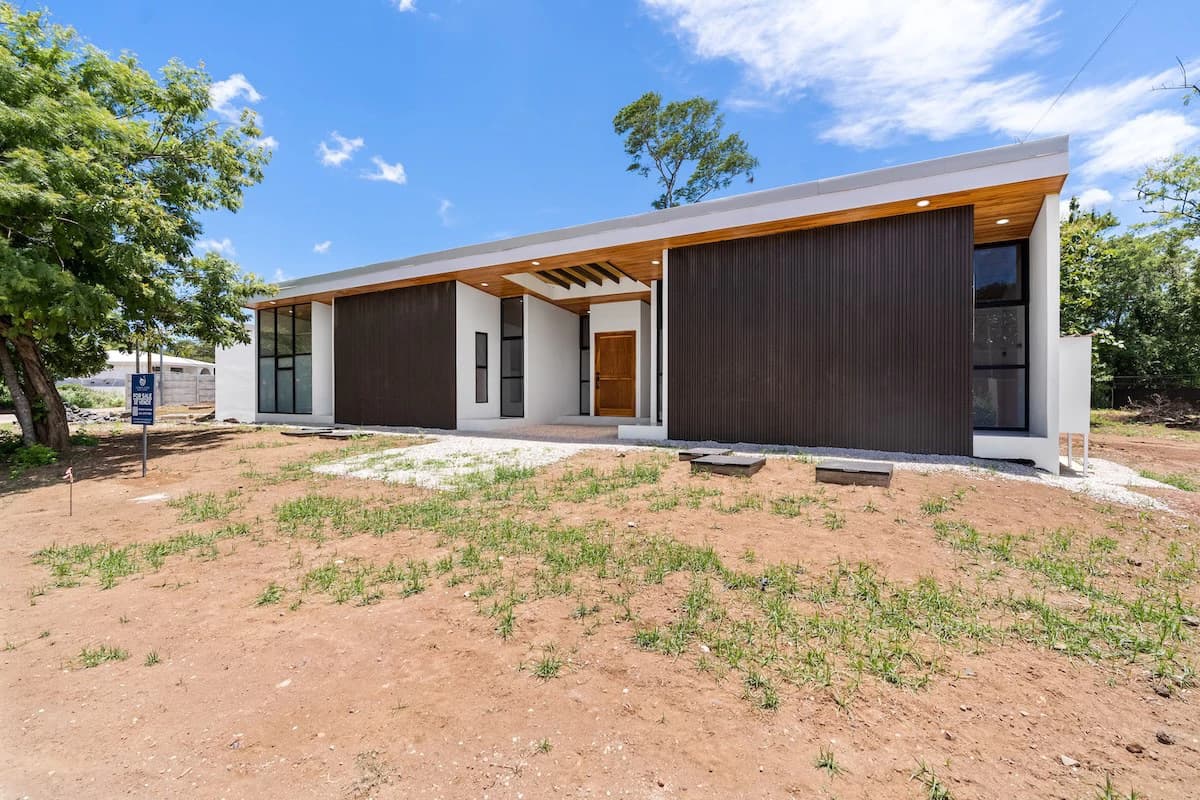 Casa Solana: Brand-New Modern Home in Palm Beach Estates, 2-Minute Walk to the Beach! - photo 1