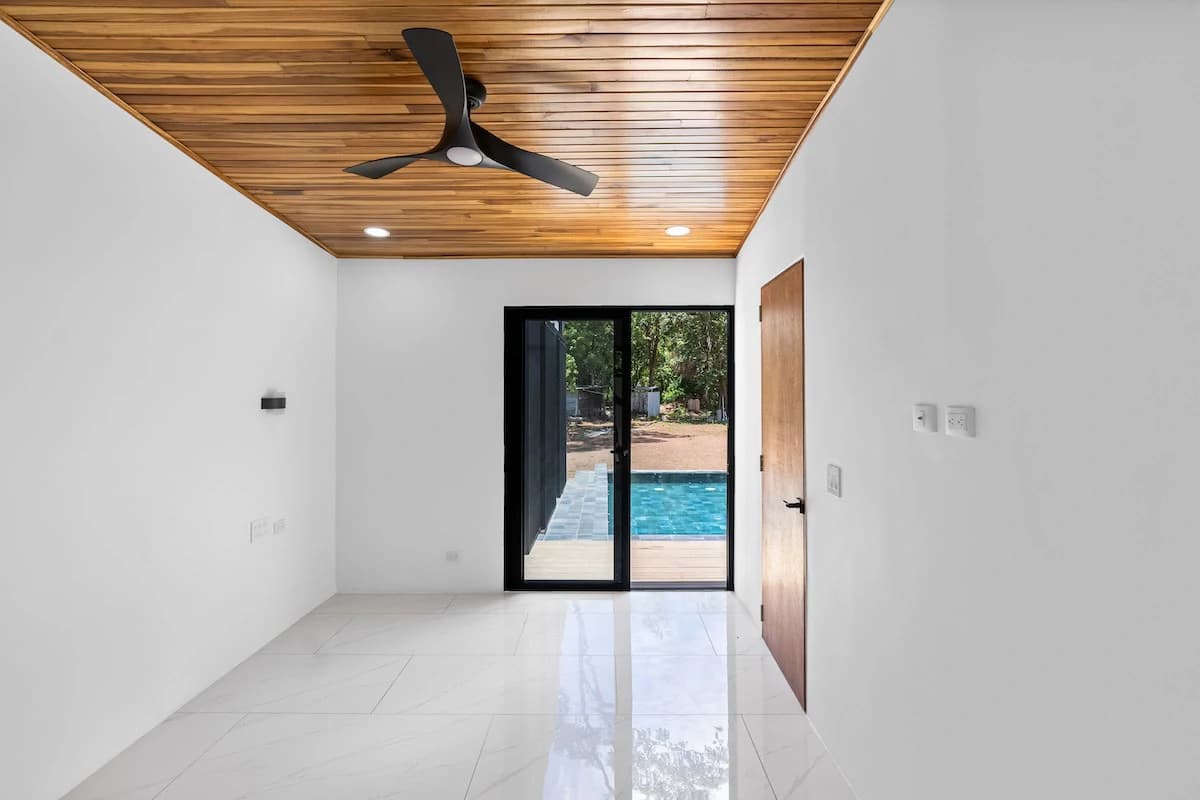 Casa Solana: Brand-New Modern Home in Palm Beach Estates, 2-Minute Walk to the Beach! - photo 9