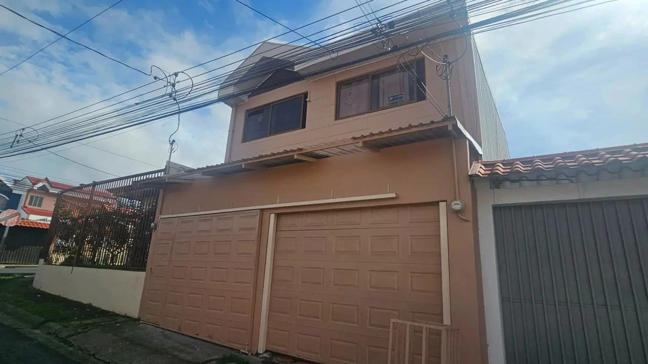 Spacious 6-Bedroom Family Home in Residencial Saint Clare, Moravia - photo 16