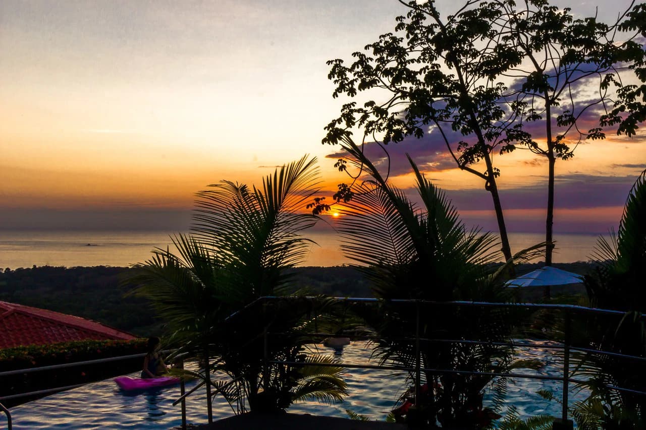 Popular 20-room Boutique hotel /retreat. Stunning ocean views - photo 28