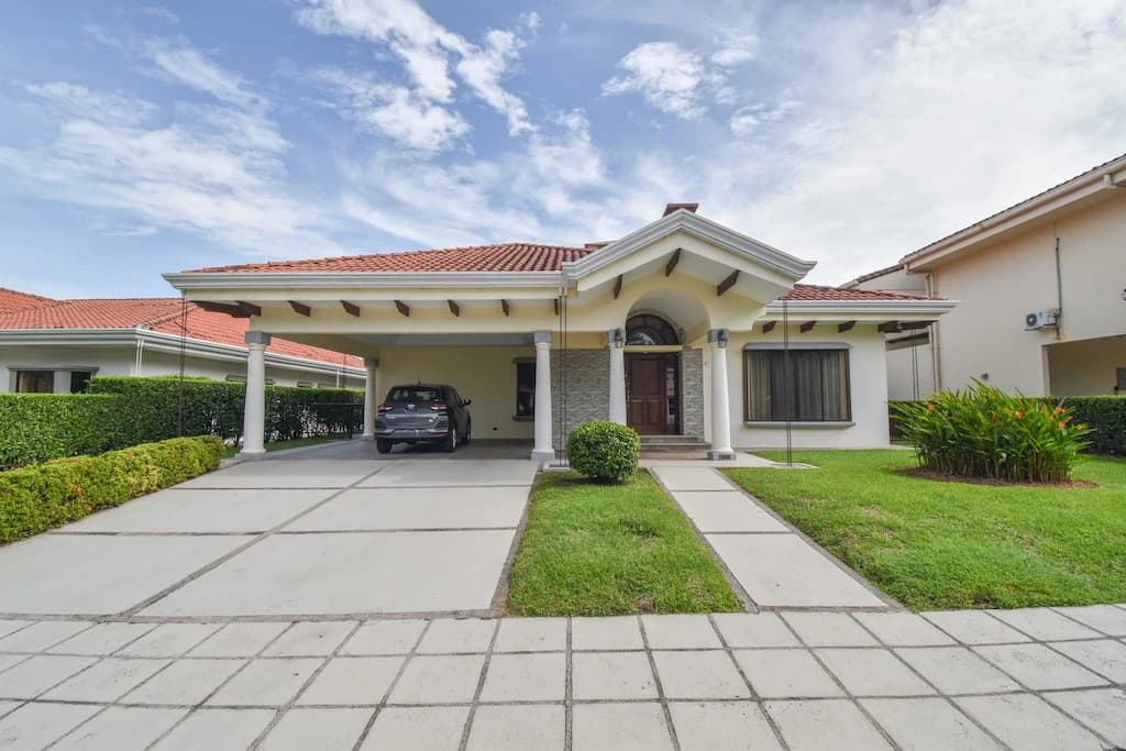 House For Sale in Pozos