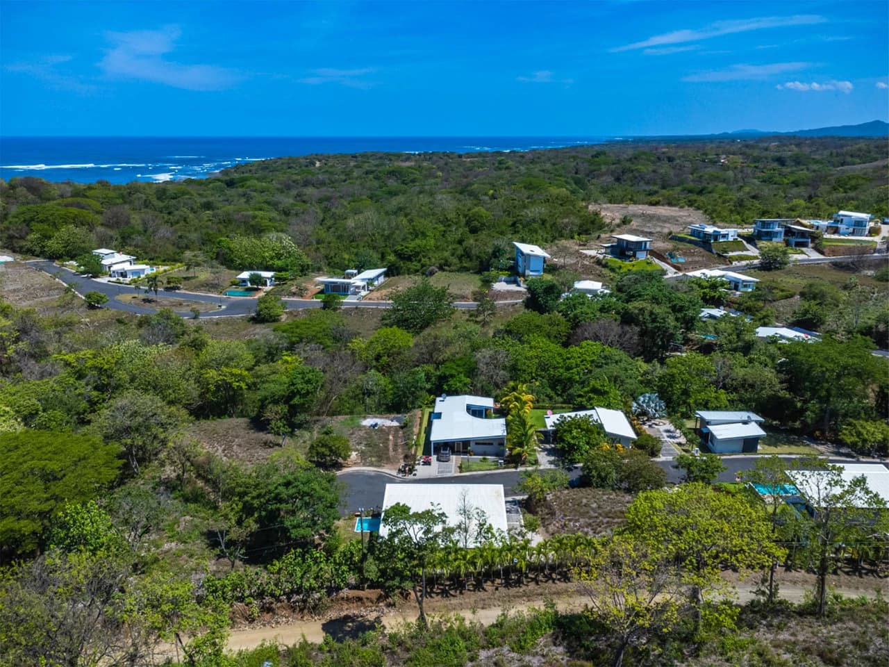 Seaside Bliss: 2-Bedroom Home with Pool, Close to Pristine Beaches - photo 15