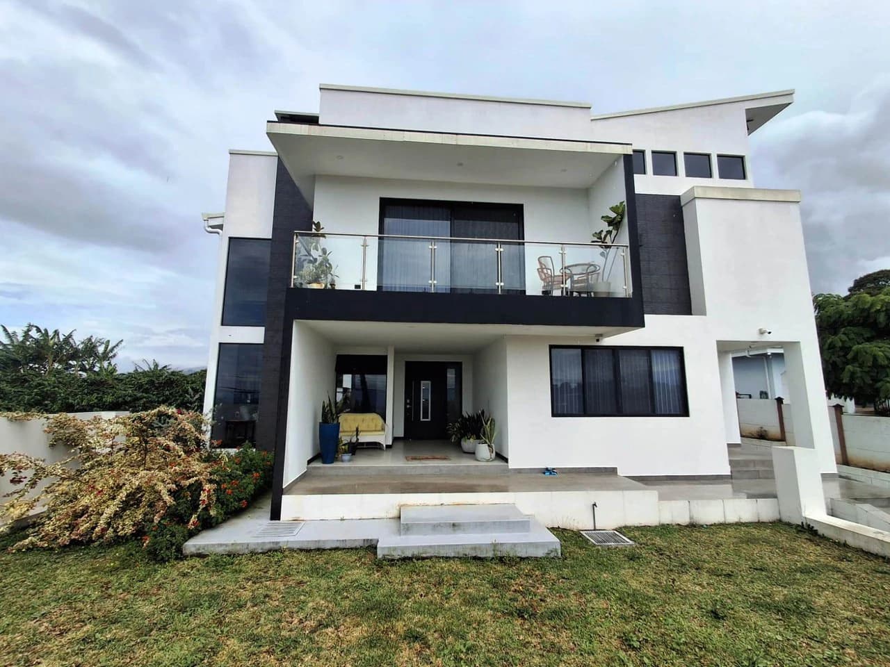Casa Modern Elegance: 5 Bedrooms...Large Lot and Views! - photo 12