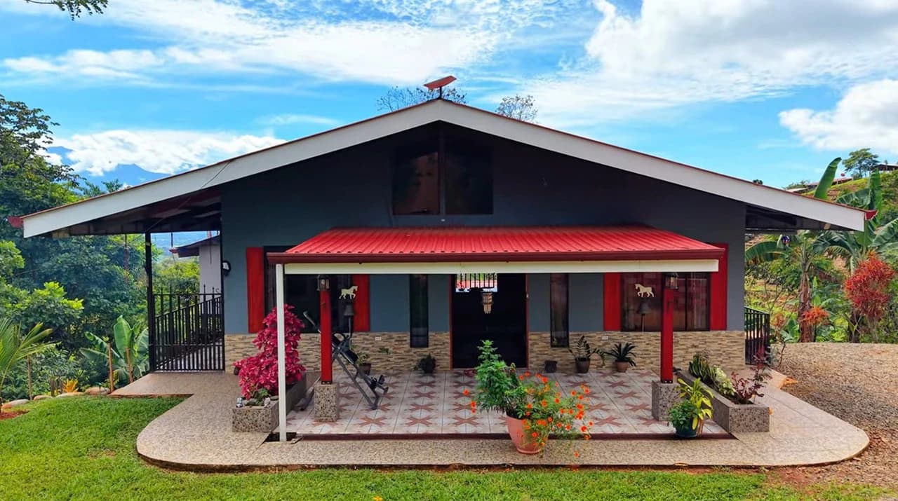 Mountain and Countryside House For Sale in Daniel Flores