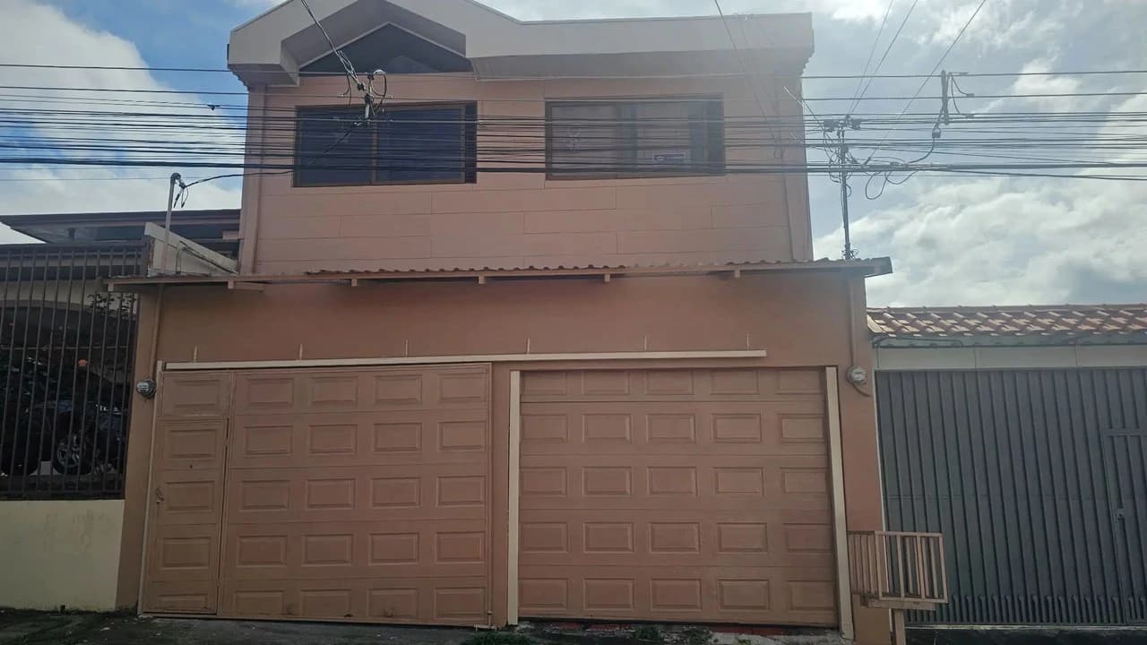 Spacious 6-Bedroom Family Home in Residencial Saint Clare, Moravia