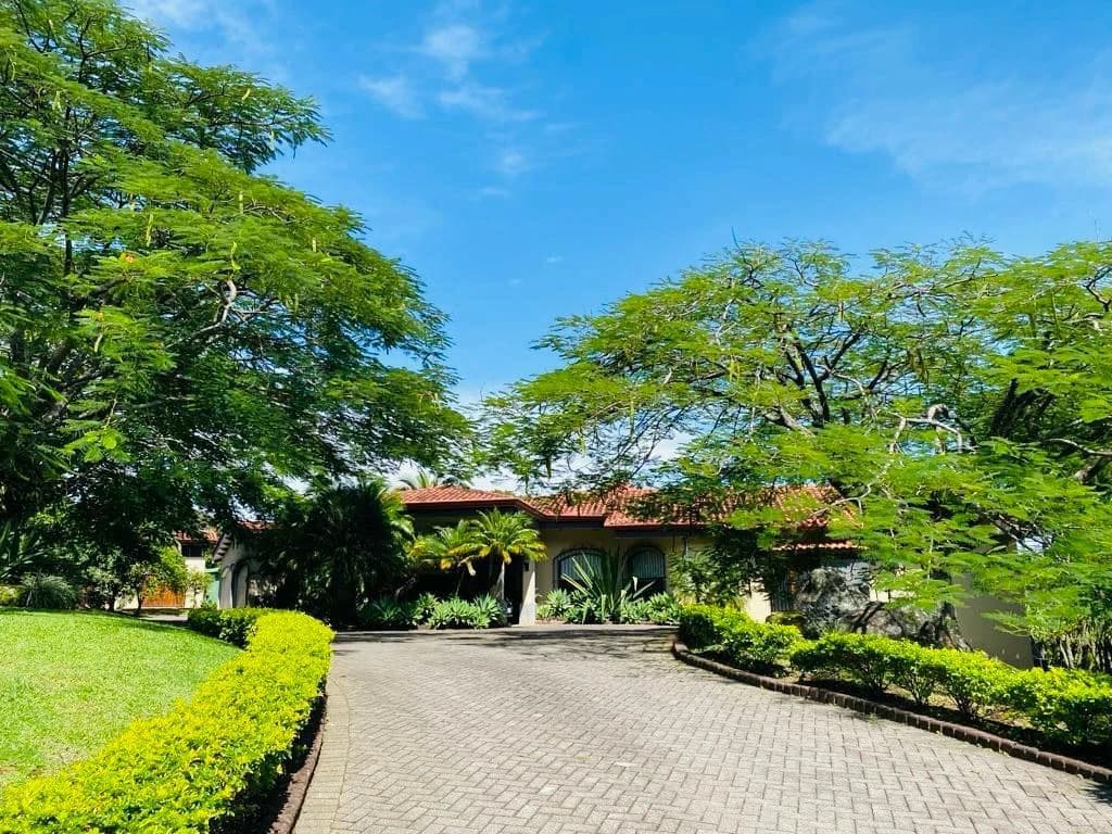 For Sale Luxury Commercial House with Large Gardens in Brasil de Mora Ciudad Colón Costa Rica - photo 2