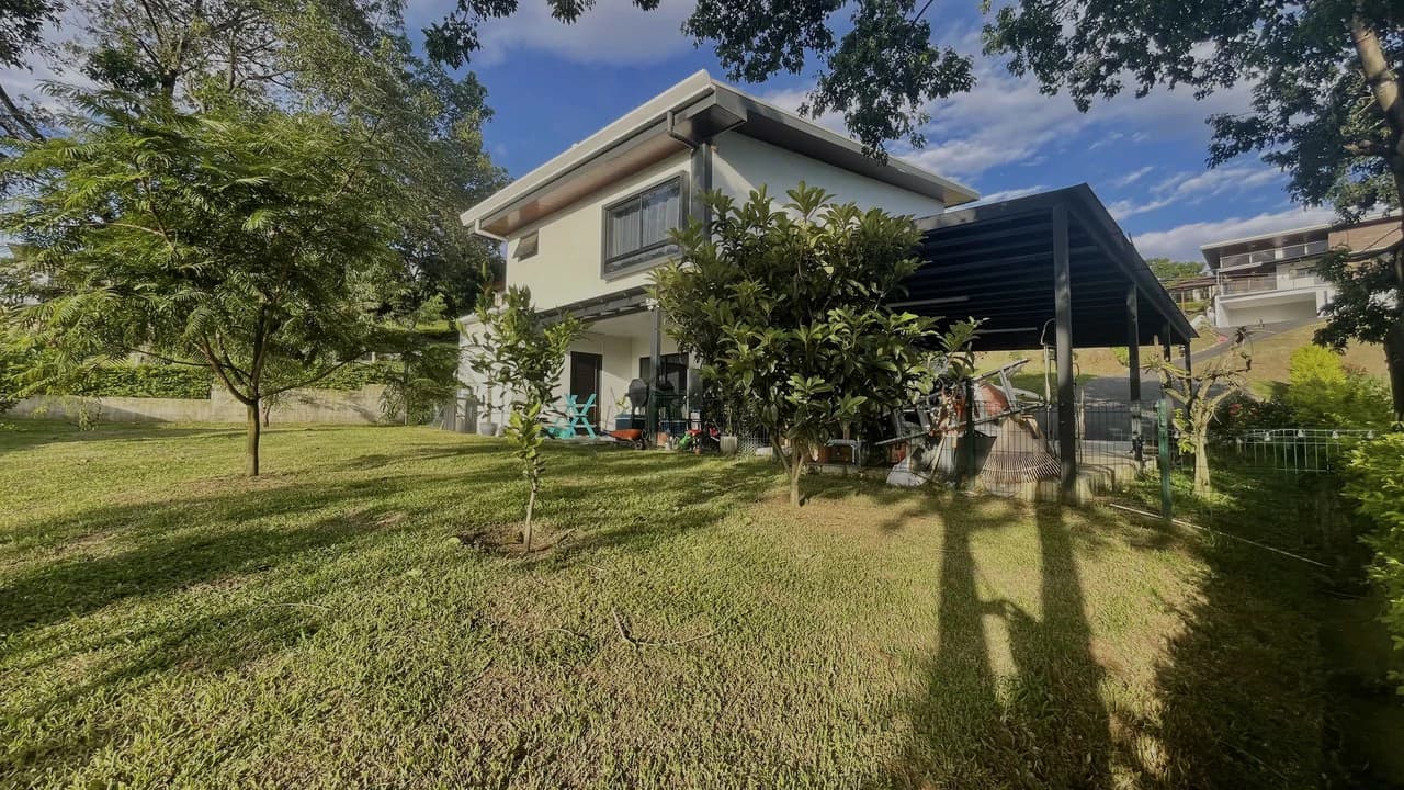 Casa 40 Grecia: Modern 4-BR Country Estate in Grecia | 4-Car Covered Garage, Solar Hot Water, First-Floor Bedroom & River Trails - photo 3