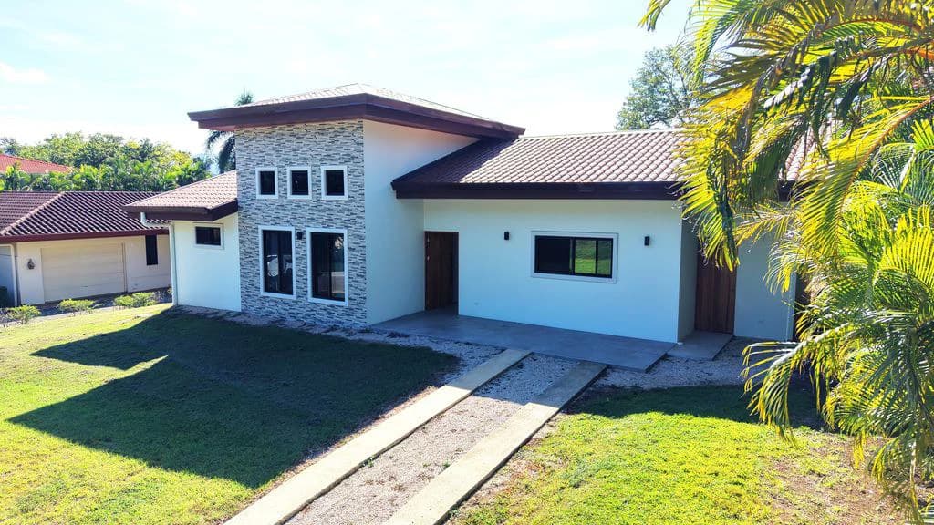 Casa Luz: Brand-New Home in the Gated Community of Loma Verde - Carrillo - photo 5