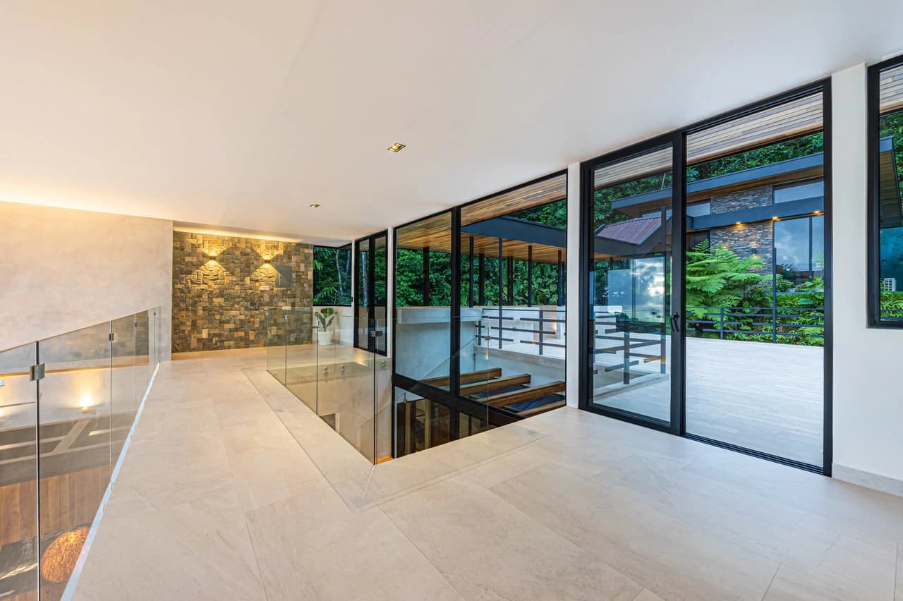 Casa Koules: Architectural 5-Bedroom Oceanview Estate in Prestigious Costa Verde Estates - photo 10